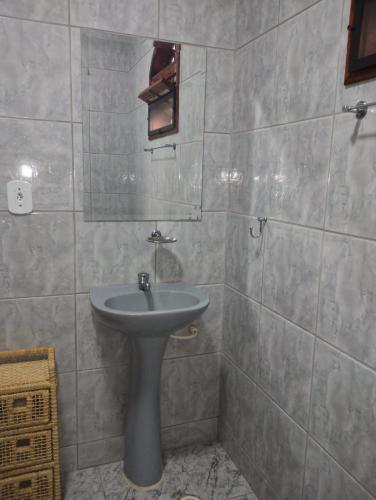 a bathroom with a sink and a mirror at Pouso Zen in Araruama