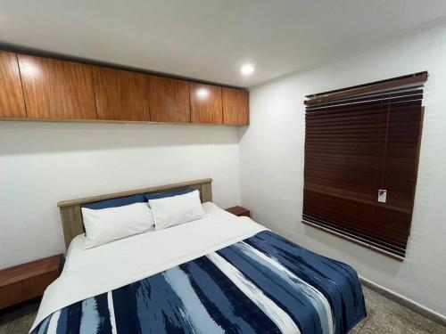 - une chambre avec un lit et une fenêtre dans l'établissement Lx Apart in Sommerschield 2, à Maputo