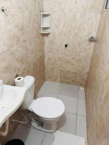 a bathroom with a toilet and a sink at Pousada Recanto das Orquídeas in Barreirinhas