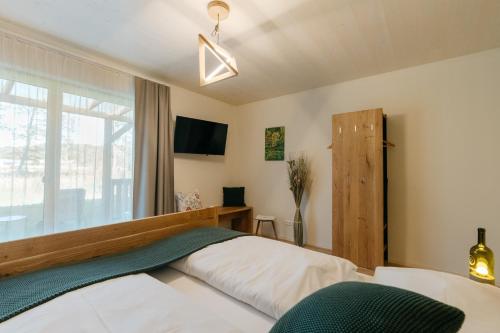 1 dormitorio con cama y ventana en Monschein Weingut Straden en Straden