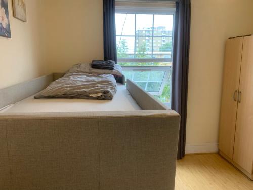 ロンドンにあるKeysan House 5の窓付きの客室の大型ベッド1台分です。