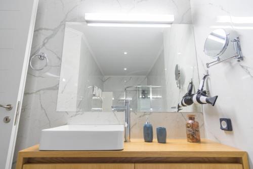 een badkamer met een wastafel en een spiegel bij Villa Constandinos - Private Pool - Sleeps 8 in Chersonissos