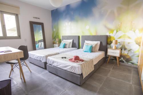 een slaapkamer met 2 bedden, een tafel en een bureau bij Villa Constandinos - Private Pool - Sleeps 8 in Chersonissos