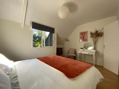 TrélazéにあるChez Alix et Christopheのベッドルーム1室(大型ベッド1台、窓付)
