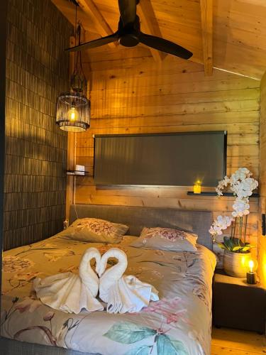 Postelja oz. postelje v sobi nastanitve NEW - Private Cabin - on a lake near Amsterdam