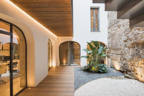 un pasillo interior de una casa con una pared de piedra en HomeSuiteHome Córdoba en Córdoba