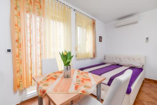 Camera piccola con tavolo e letto di Apartments Manuela a Pola (Pula)