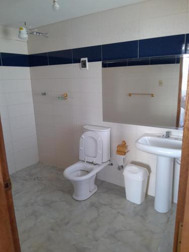 La salle de bains est pourvue de toilettes et d'un lavabo. dans l'établissement CASA DE LA LUNA-Isla del sol Bolivia, à Comunidad Yumani