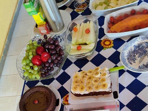 uma mesa coberta com taças de frutas e sobremesas em Pousada Engenho Velho em Serra do Cipo