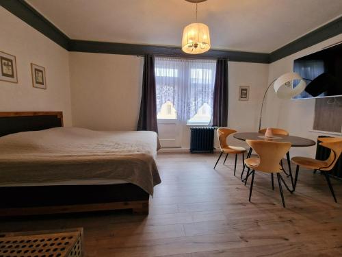 グロースシェーナウにあるVilla Hänsch Suite 2のベッドルーム1室(ベッド1台、テーブル、椅子付)