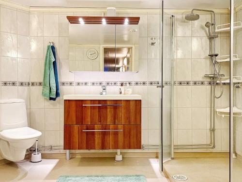 een badkamer met een wastafel en een douche bij Holiday home VÄDDÖ III in Väddö