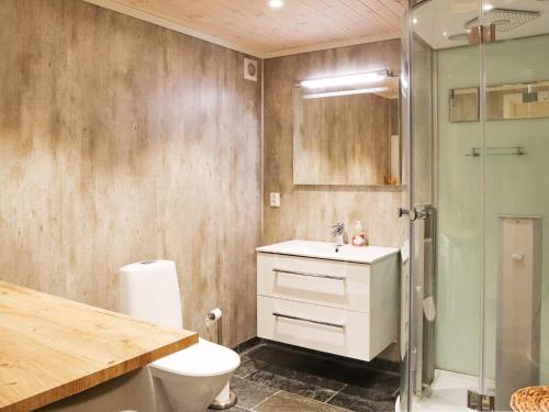 La salle de bains est pourvue de toilettes, d'un lavabo et d'une douche. dans l'établissement Holiday home Risør, à Risør