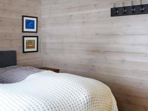 En eller flere senge i et værelse på Holiday home Tjørhom