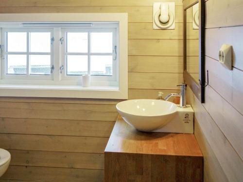 Et badeværelse på Holiday home Tjørhom