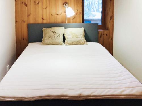 1 cama con 2 almohadas en una habitación en Holiday home Ucklum IV, en Ucklum