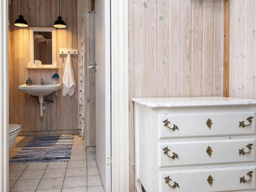 ein Badezimmer mit einer weißen Kommode und einem Waschbecken in der Unterkunft Holiday home Grenaa XXXII in Grenå