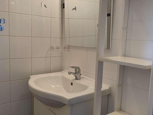 une salle de bain blanche avec un lavabo et un miroir dans l'établissement Studio lumineux avec balcon, wifi, clim, proximité parc - FR-1-553-227, à Balaruc-les-Bains