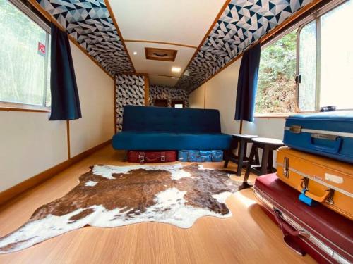 Χώρος καθιστικού στο Hospedagem no Ônibus Azul - Domingos Martins a 7km do centro