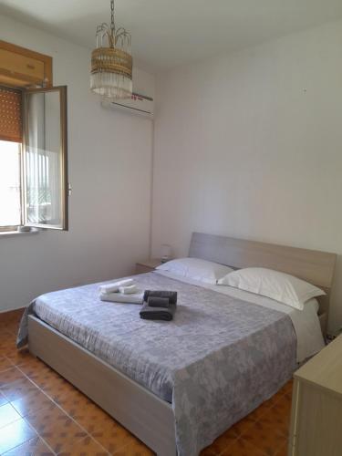 ein Schlafzimmer mit einem großen Bett mit einer blauen Decke in der Unterkunft Casa Rosanna in Caulonia Marina