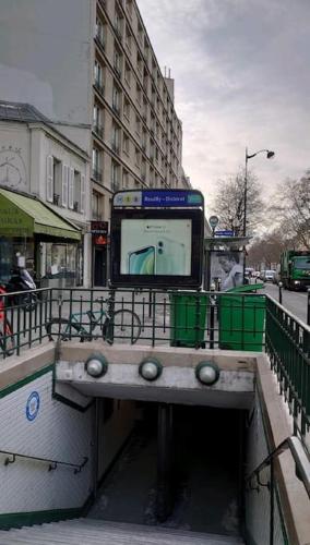 een tunnel met een tv aan de zijkant van een straat bij studio 75012 in Parijs