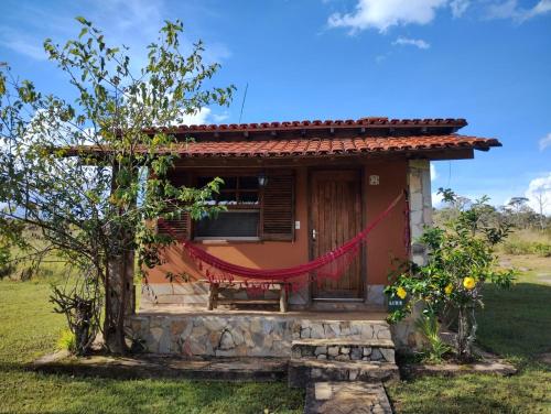 een klein huis met een rood touw eromheen bij Pousada Ceu e Serra in Carrancas