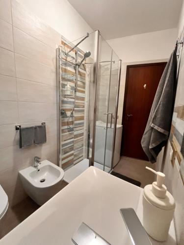 ein weißes Bad mit einem Waschbecken und einem WC in der Unterkunft Casa Meda Girasole in Peschiera del Garda