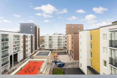 una vista aerea di una città con edifici di Airport brand new 1BR apartment fully equipped a Vantaa