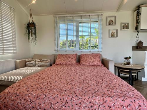 una camera con un grande letto e un divano di NEW - Private Residence - on a lake near Amsterdam a Vinkeveen