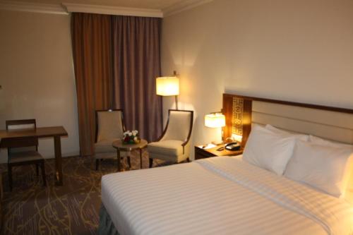 Ένα ή περισσότερα κρεβάτια σε δωμάτιο στο Al Mutlaq Hotel Riyadh