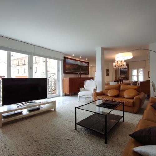 a living room with a couch and a tv at Pintor El Greco in Toledo