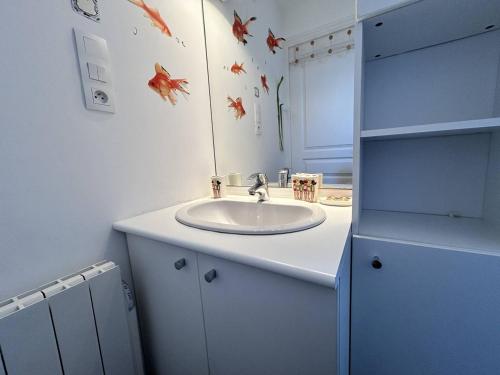 une salle de bain avec un lavabo et un miroir dans l'établissement 759 - Chalet 8p, à moins d'1 km de l'Îlot Saint-Michel, à Erquy