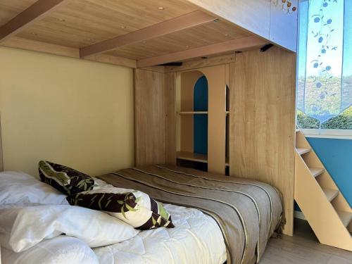 Ce lit se trouve dans un dortoir doté de lits superposés. dans l'établissement 759 - Chalet 8p, à moins d'1 km de l'Îlot Saint-Michel, à Erquy