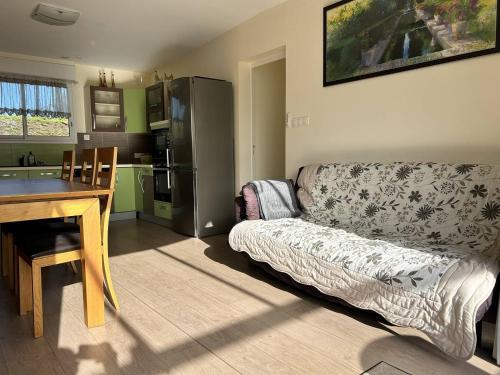 un salon avec un canapé et une cuisine dans l'établissement 759 - Chalet 8p, à moins d'1 km de l'Îlot Saint-Michel, à Erquy