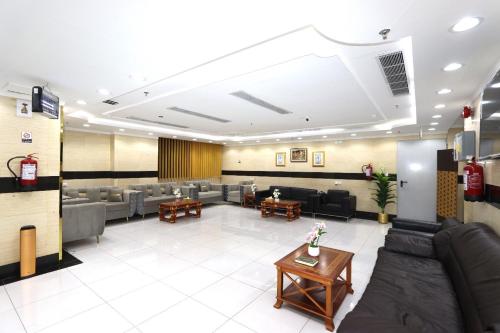 a waiting room with couches and tables in a hospital at فندق ملتقي الإيمان للضيافة السياحي in Makkah