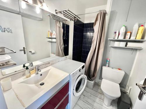 une salle de bain avec un lavabo et une machine à laver dans l'établissement Studio Cabine avec Terrasse et Piscine à 100m de la Plage à La Grande Motte - FR-1-716-56, à La Grande Motte