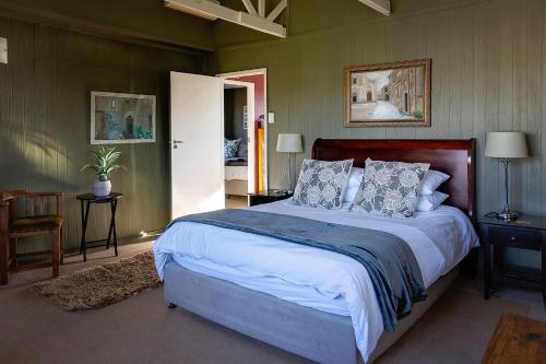 sypialnia z dużym łóżkiem w pokoju w obiekcie Drecaso w mieście Bonnievale