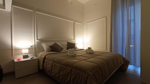 una camera da letto con un letto con un orsacchiotto sopra di B & B Domus San PietRo a Rossano