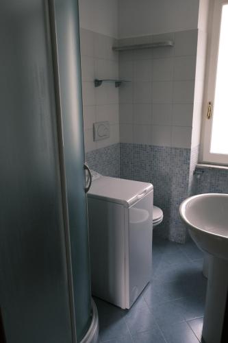 ein Bad mit einem WC und einem Waschbecken in der Unterkunft La Vigie by PortofinoVacanze in Santa Margherita Ligure