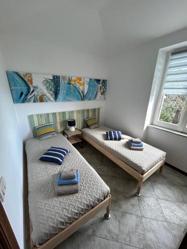 Zimmer mit 2 Betten und einem Fenster in der Unterkunft La Vigie by PortofinoVacanze in Santa Margherita Ligure