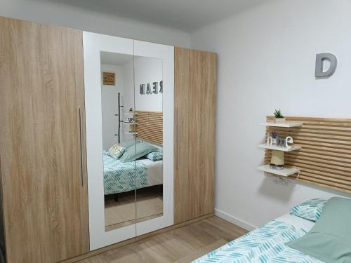 - une chambre avec une cloison en verre et un lit dans l'établissement APARTAMENTO ESTEL, à La Seu d'Urgell