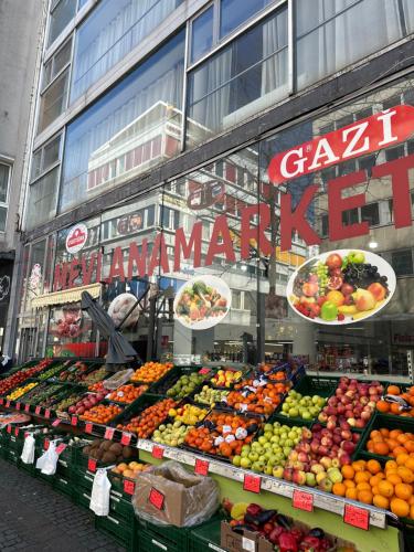 un mercado con una exposición de frutas y hortalizas en Lofts V26 en Essen