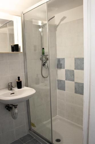 ein Bad mit einer Dusche und einem Waschbecken in der Unterkunft My Little Nest in San Lorenzo - Termini - Holiday Home in Rom