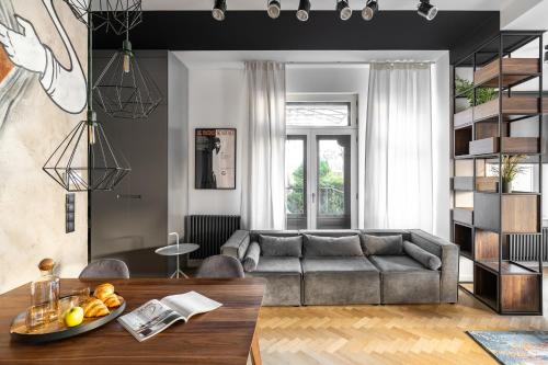 ソポトにあるLion Apartments - New Sopot by the sea!のソファとテーブルのあるリビングルーム