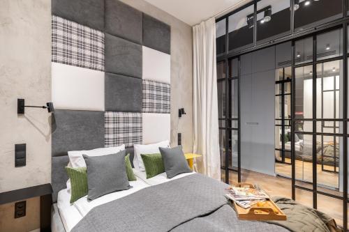 ソポトにあるLion Apartments - New Sopot by the sea!のベッドルーム1室(大型ベッド1台、緑の枕付)