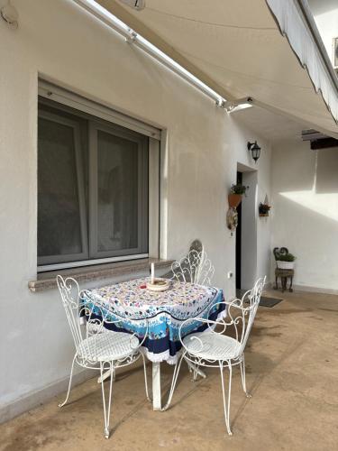 einen Tisch und Stühle auf einer Terrasse in der Unterkunft Beauty and Beast in Ponzano Veneto