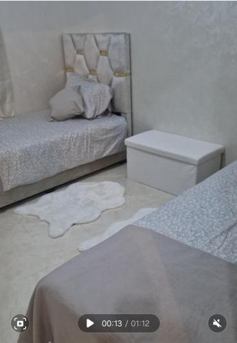 a rendering of a bedroom with a bed and towels at Appartement Marjana in Meknès
