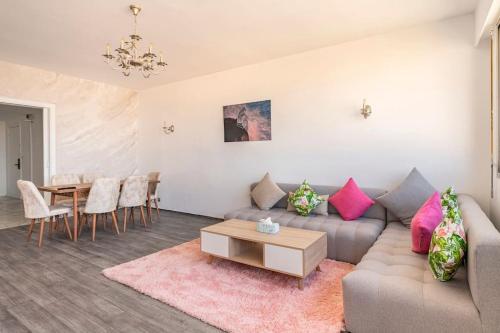 a living room with a couch and a table at Appartement neuf, luxe et vue panoramique de Rabat in Rabat