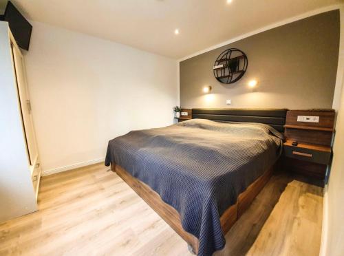 ein Schlafzimmer mit einem großen Bett und einer Wand in der Unterkunft Haus Seeschwalbe Borkum in Borkum