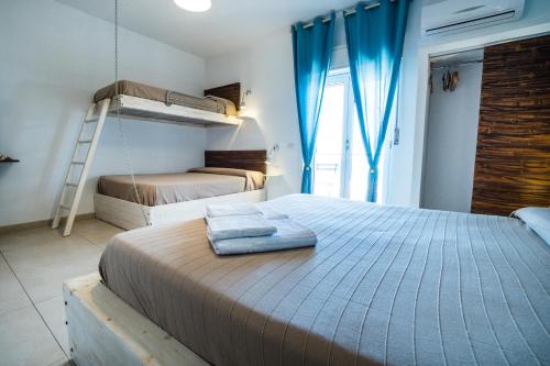 een slaapkamer met 2 stapelbedden en een ladder bij Casadada in Santo Stefano di Camastra