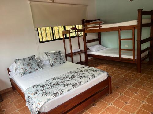 Двухъярусная кровать или двухъярусные кровати в номере Hotel Campestre La Quinta del Muelle
